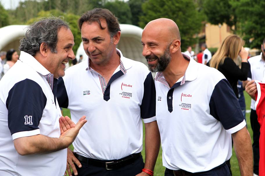 Michel Platini ride e scherza con Massimo Mauro e Gianluca Vialli (LaPresse)